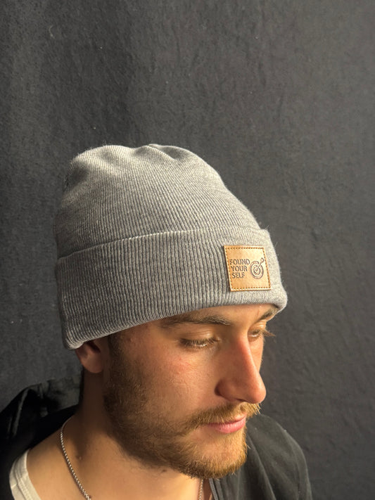 FOUND YOURSELF Leather Patch Beanie – Heather Gray